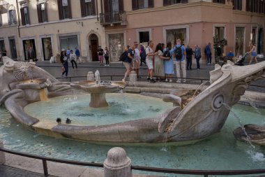   Roma, İtalya - 22 Eylül 2022 - Batan bir teknenin çeşmesi, Barcaccia                              