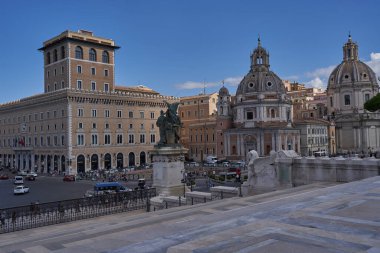 Roma, İtalya - 22 Eylül 2022 - Victor Emmanuel II Ulusal Anıtı 'ndan güzel bir Piazza Venezia manzarası güneşli bir yaz öğleden sonra                               