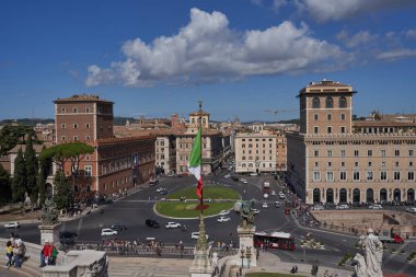 Roma, İtalya - 22 Eylül 2022 - Victor Emmanuel II Ulusal Anıtı 'ndan güzel bir Piazza Venezia manzarası güneşli bir yaz öğleden sonra                               