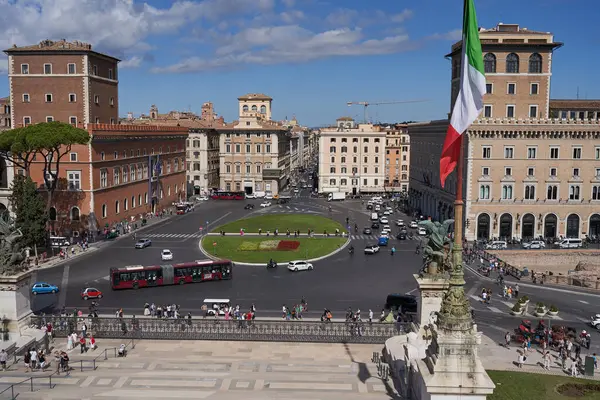 Roma, İtalya - 22 Eylül 2022 - Victor Emmanuel II Ulusal Anıtı 'ndan güzel bir Piazza Venezia manzarası güneşli bir yaz öğleden sonra                               