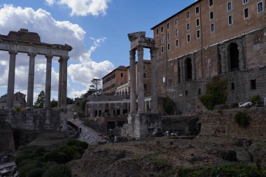 Roma, İtalya - 22 Eylül 2022 - Roma Forumu, güneşli bir yaz öğleden sonrasında Antik Roma 'nın kaynayan kalbi                                 