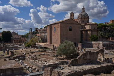 Roma, İtalya - 22 Eylül 2022 - Roma Forumu, güneşli bir yaz öğleden sonrasında Antik Roma 'nın kaynayan kalbi                                 