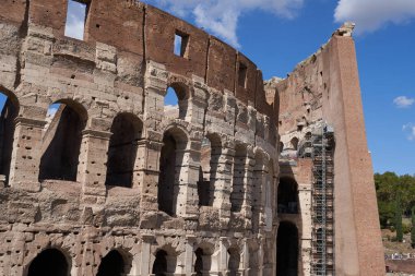 Roma, İtalya - 22 Eylül 2022 - Güneşli bir yaz öğleden sonra Roma Kolezyumu manzarası                                  