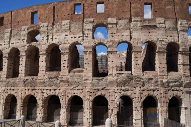 Roma, İtalya - 22 Eylül 2022 - Güneşli bir yaz öğleden sonra Roma Kolezyumu manzarası                                  