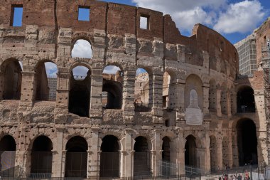Roma, İtalya - 22 Eylül 2022 - Kolezyum, güneşli bir yaz öğleden sonrasında Roma 'nın başlıca turistik mekanıdır.                                          