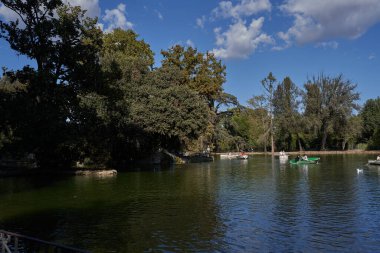 Roma, İtalya - 22 Eylül 2022 - Ziyaretçiler Villa Borghese bahçesindeki gölde kürek çekiyorlar.                               