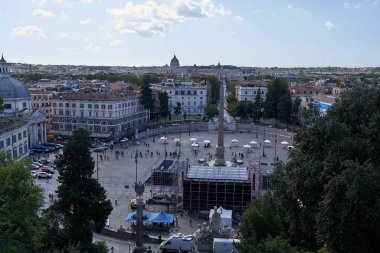 Roma, İtalya - 23 Eylül 2022 - Güneşli bir sonbahar gününde Piazza del Popolo                               