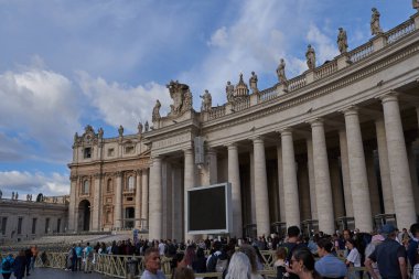 Vatikan - 24 Eylül 2022 - Roma 'daki Aziz Peter Bazilikası, güneşli bir sonbahar sabahı                               
