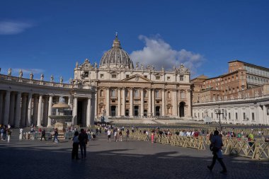 Vatikan - 24 Eylül 2022 - Roma 'daki Aziz Peter Bazilikası, güneşli bir sonbahar sabahı                               