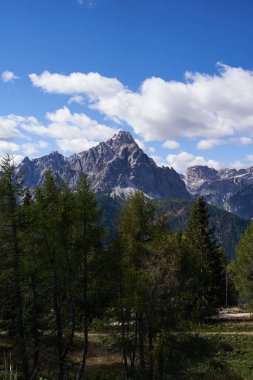 Yaz sonu - Eylül 2022 Dolomitlerin güzel dağ manzarası                               