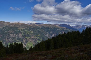 Yaz sonu - Eylül 2022 Dolomitlerin güzel dağ manzarası                               