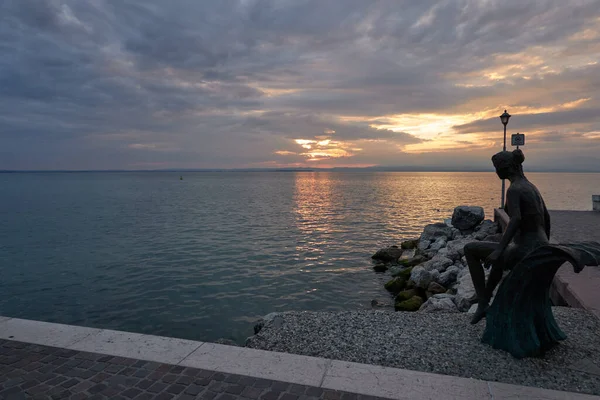 Lazise, İtalya - 25 Eylül 2022 - Sonbaharın başlarında Lago di Garda üzerinde alacakaranlık                               