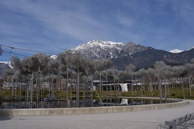 Wattens, Avusturya - 18 Mart 2023 - Swarovski Kristallwelten bahçesindeki güzel kristal bulutlar (Kristal Dünya)                               