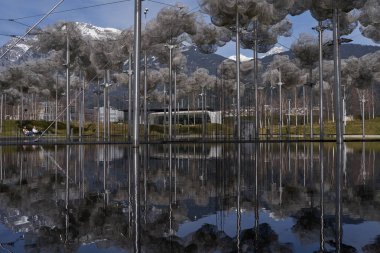 Wattens, Avusturya - 18 Mart 2023 - Swarovski Kristallwelten bahçesindeki güzel kristal bulutlar (Kristal Dünya)                               