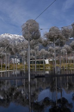 Wattens, Avusturya - 18 Mart 2023 - Swarovski Kristallwelten bahçesindeki güzel kristal bulutlar (Kristal Dünya)                               