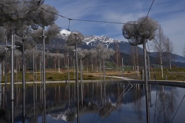 Wattens, Avusturya - 18 Mart 2023 - Swarovski Kristallwelten bahçesindeki güzel kristal bulutlar (Kristal Dünya)                               