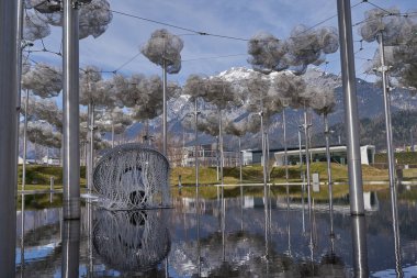 Wattens, Avusturya - 18 Mart 2023 - Leviathan Swarovski Kristallwelten bahçesindeki Siphonophorae 'yi anımsatmaktadır (Kristal Dünya)                               