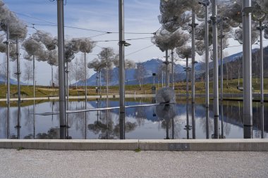 Wattens, Avusturya - 18 Mart 2023 - Leviathan Swarovski Kristallwelten bahçesindeki Siphonophorae 'yi anımsatmaktadır (Kristal Dünya)                               