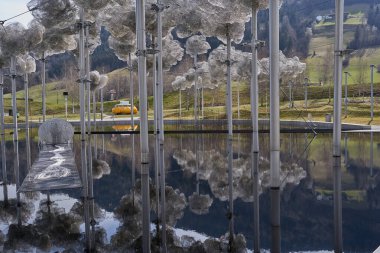   Wattens, Avusturya - 18 Mart 2023 - Leviathan Swarovski Kristallwelten bahçesindeki Siphonophorae 'yi anımsatmaktadır (Kristal Dünya)                             