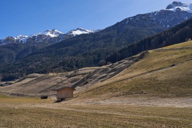 Neustift im Stubaital, Avusturya - 16 Mart 2023 - Neustift yakınlarında güzel çayırlar ve yamaçlar                                  