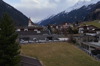 Neustift im Stubaital, Avusturya - 16 Mart 2023 - Kış mevsiminin sonunda Alp Vadisi 'nde küçük bir kasaba merkezi                               