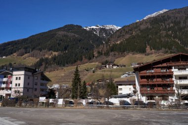 Neustift im Stubaital, Avusturya - 16 Mart 2023 - Kış mevsiminin sonunda Alp Vadisi 'nde küçük bir kasaba merkezi                               