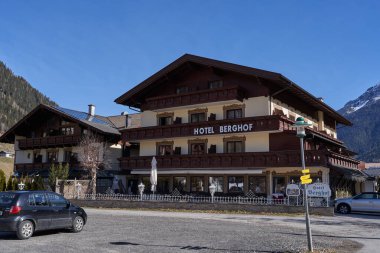 Neustift im Stubaital, Avusturya - 16 Mart 2023 - Kış mevsiminin sonunda Alp Vadisi 'nde küçük bir kasaba merkezi                               