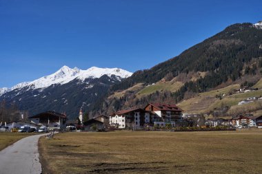 Neustift im Stubaital, Avusturya - 16 Mart 2023 - Kış mevsiminin sonunda Alp Vadisi 'nde küçük bir kasaba merkezi                               