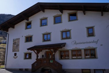 Neder, Avusturya - 16 Mart 2023 - Kış mevsiminin sonunda Alp Vadisi Stubaital 'de küçük bir kasaba                               