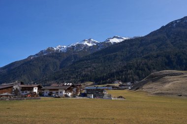  Neder, Avusturya - 16 Mart 2023 - Kış mevsiminin sonunda Alp Vadisi Stubaital 'de küçük bir kasaba                              