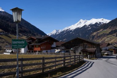  Neder, Avusturya - 16 Mart 2023 - Kış mevsiminin sonunda Alp Vadisi Stubaital 'de küçük bir kasaba                              