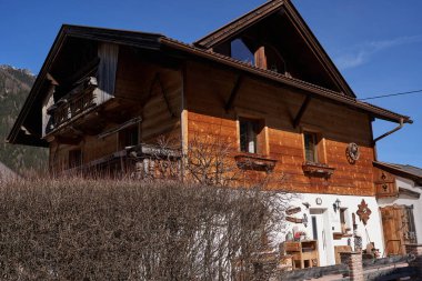  Neder, Avusturya - 16 Mart 2023 - Kış mevsiminin sonunda Alp Vadisi Stubaital 'de küçük bir kasaba                              