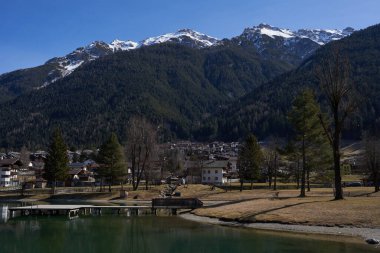 Kampl, Avusturya - 16 Mart 2023 - Kış mevsiminin sonunda Alp Vadisi Stubaital 'de Kampler Gölü                               
