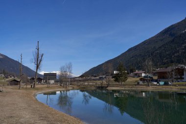 Kampl, Avusturya - 16 Mart 2023 - Kış mevsiminin sonunda Alp Vadisi Stubaital 'de Kampler Gölü                               