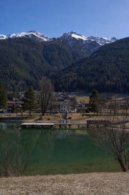 Kampl, Avusturya - 16 Mart 2023 - Kış mevsiminin sonunda Alp Vadisi Stubaital 'de Kampler Gölü                               