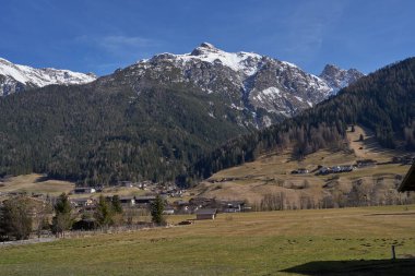  Kampl, Avusturya - 16 Mart 2023 - Kış mevsiminin sonunda Alp Vadisi Stubaital 'de çayırlar ve otlaklar                              