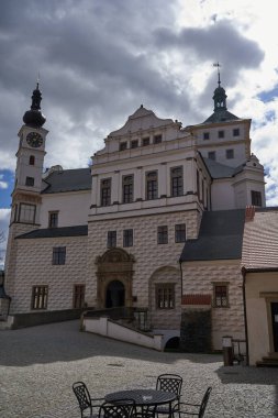 Pardubice, Çek Cumhuriyeti - 25 Mart 2023 - Bir bahar öğleden sonra Pardubice Kalesi manzarası                               