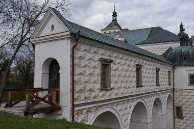    Pardubice, Çek Cumhuriyeti - 25 Mart 2023 - Bir bahar öğleden sonra Pardubice Kalesi manzarası                            