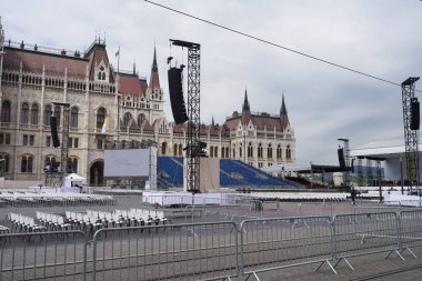  Budapeşte, Macaristan - 29 Nisan 2023 - Macaristan Parlamento Binası - Papa Francis 'in ziyareti için hazırlık                              
