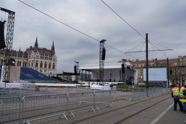 Budapeşte, Macaristan - 29 Nisan 2023 - Macaristan Parlamento Binası - Papa Francis 'in ziyareti için hazırlık                               