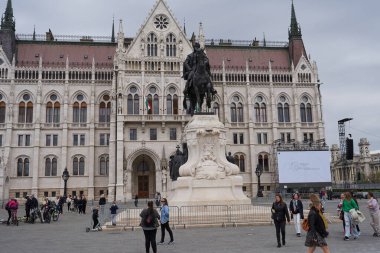   Budapeşte, Macaristan - 29 Nisan 2023 - Macaristan Parlamentosu binasının görkemli cephesi, neo-gotik tarzda inşa edildi. Ünlü devlet binası ve Budapeşte 'nin en popüler turistik merkezi.                               