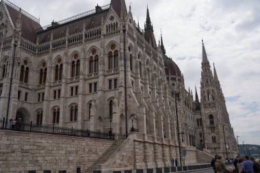 Budapeşte, Macaristan - 29 Nisan 2023 - Macaristan Parlamentosu binasının görkemli cephesi, neo-gotik tarzda inşa edildi. Ünlü devlet binası ve Budapeşte 'nin en popüler turistik merkezi.                                 