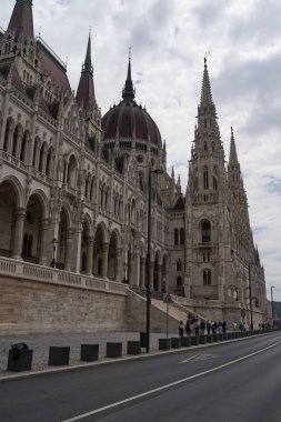 Budapeşte, Macaristan - 29 Nisan 2023 - Macaristan Parlamentosu binasının görkemli cephesi, neo-gotik tarzda inşa edildi. Ünlü devlet binası ve Budapeşte 'nin en popüler turistik merkezi.                                 