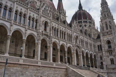Budapeşte, Macaristan - 29 Nisan 2023 - Macaristan Parlamentosu binasının görkemli cephesi, neo-gotik tarzda inşa edildi. Ünlü devlet binası ve Budapeşte 'nin en popüler turistik merkezi.                                 