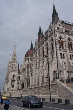  Budapeşte, Macaristan - 29 Nisan 2023 - Macaristan Parlamentosu binasının görkemli cephesi, neo-gotik tarzda inşa edildi. Ünlü devlet binası ve Budapeşte 'nin en popüler turistik merkezi.                           
