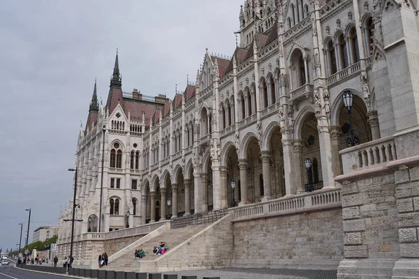 ブダペスト ハンガリー 2023年4月29日 ネオゴシック様式で建てられたハンガリー議会の建物の壮大なファサード 有名な州の建物とブダペストで最も人気のある観光スポット — ストック写真