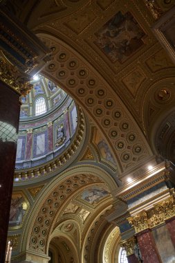 Budapeşte, Macaristan - 29 Nisan 2023 - St. Stephen Bazilikası. Bazilika, Macaristan 'ın ilk kralı Stephen' ın anısına yapılmıştır. Düşük ışık resmi                                  