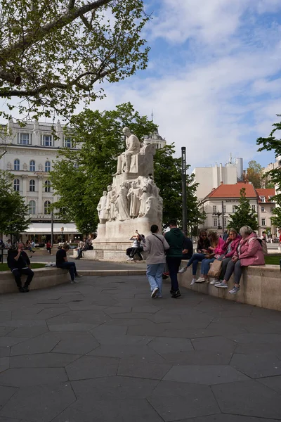 부다페스트 헝가리 2023 바로스 마르티 광장에 기념비 — 스톡 사진