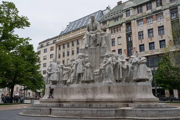 Boedapest Hongarije April 2023 Mihaly Vorosmarty Monument Aan Het Vorosmarty — Stockfoto