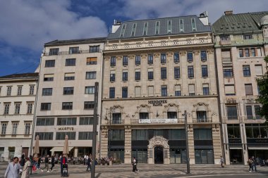 Budapeşte, Macaristan - 29 Nisan 2023 - Vorosmarty Meydanı                               